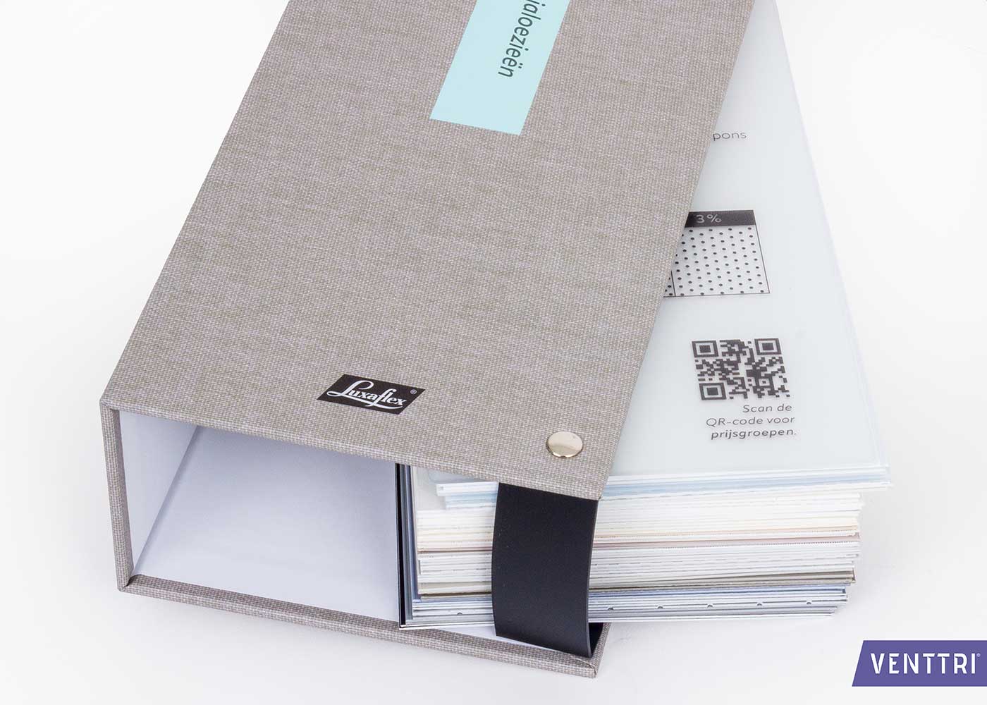 kleurenwaaier met zwarte sluiting