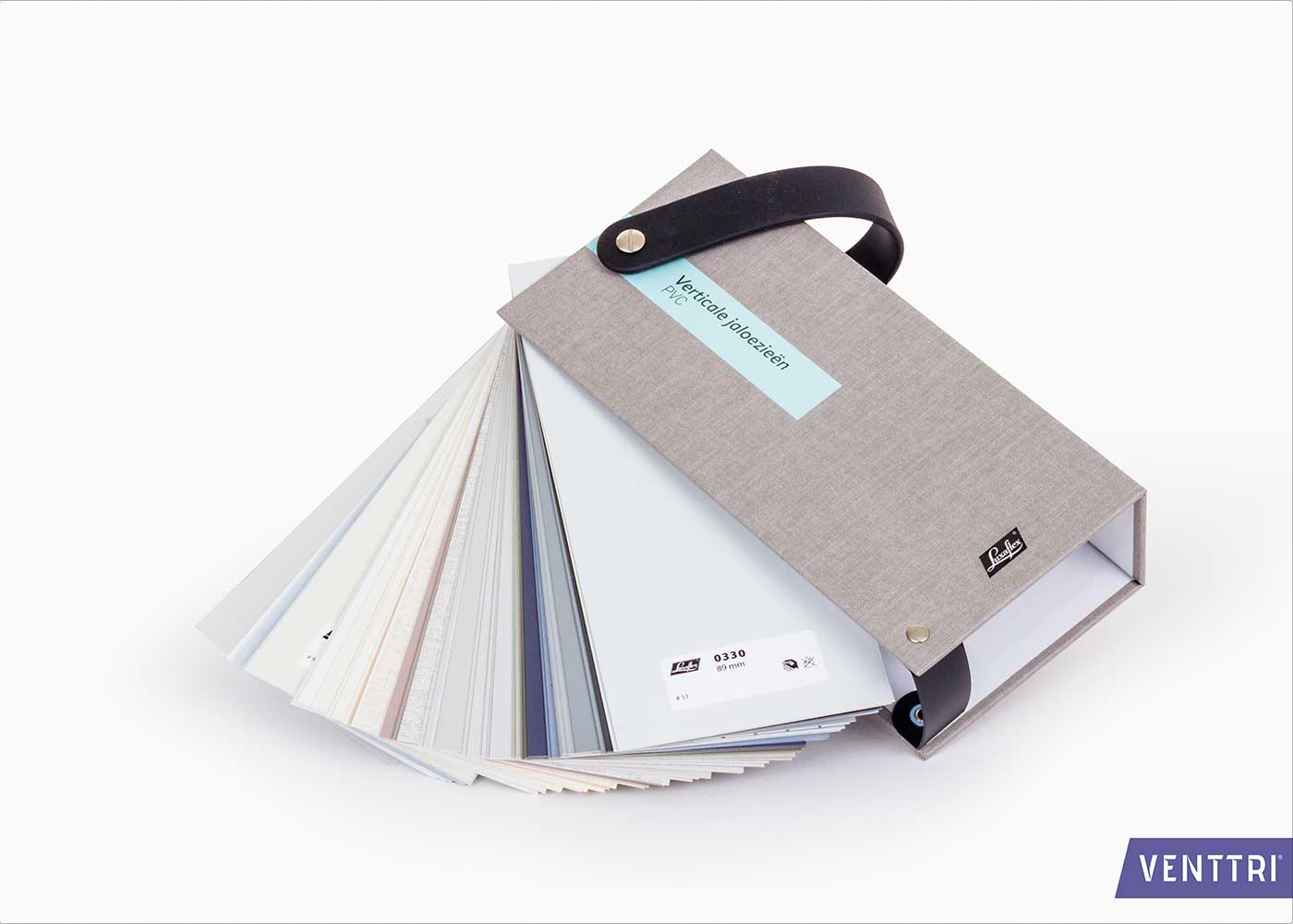 kleurenwaaier met een praktische en stevige draaglus