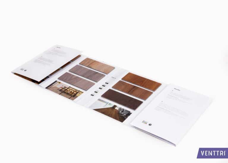 1-slag geopende stalenkaarten in een omslag