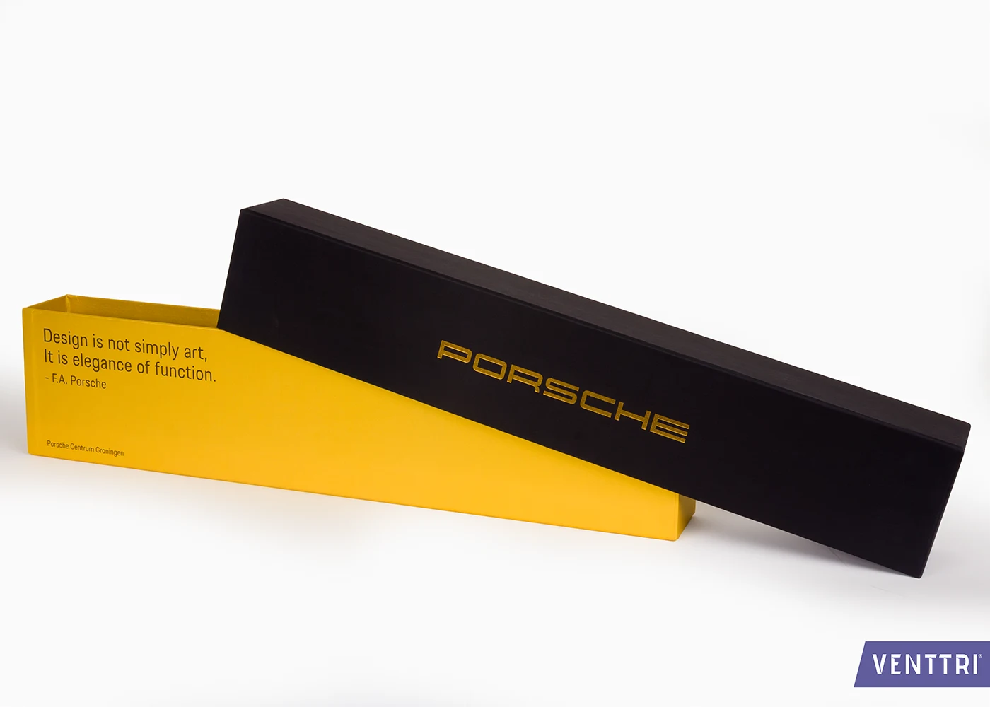 Geöffnete Porsche Box mit Deckel