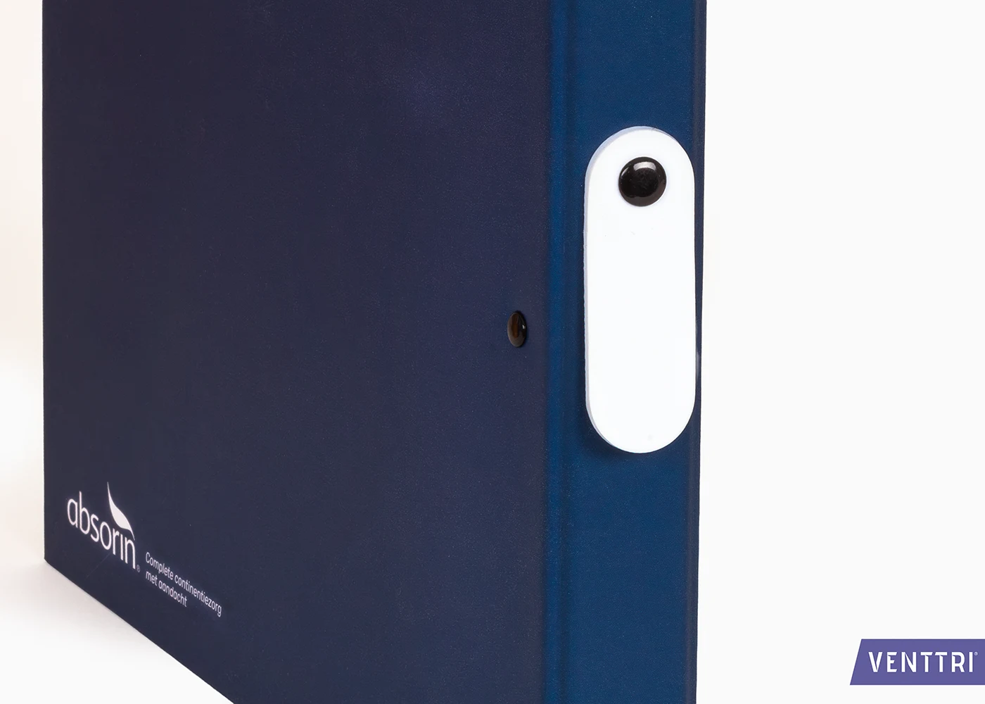 rubberen lipje op map met zwarte klinknagel